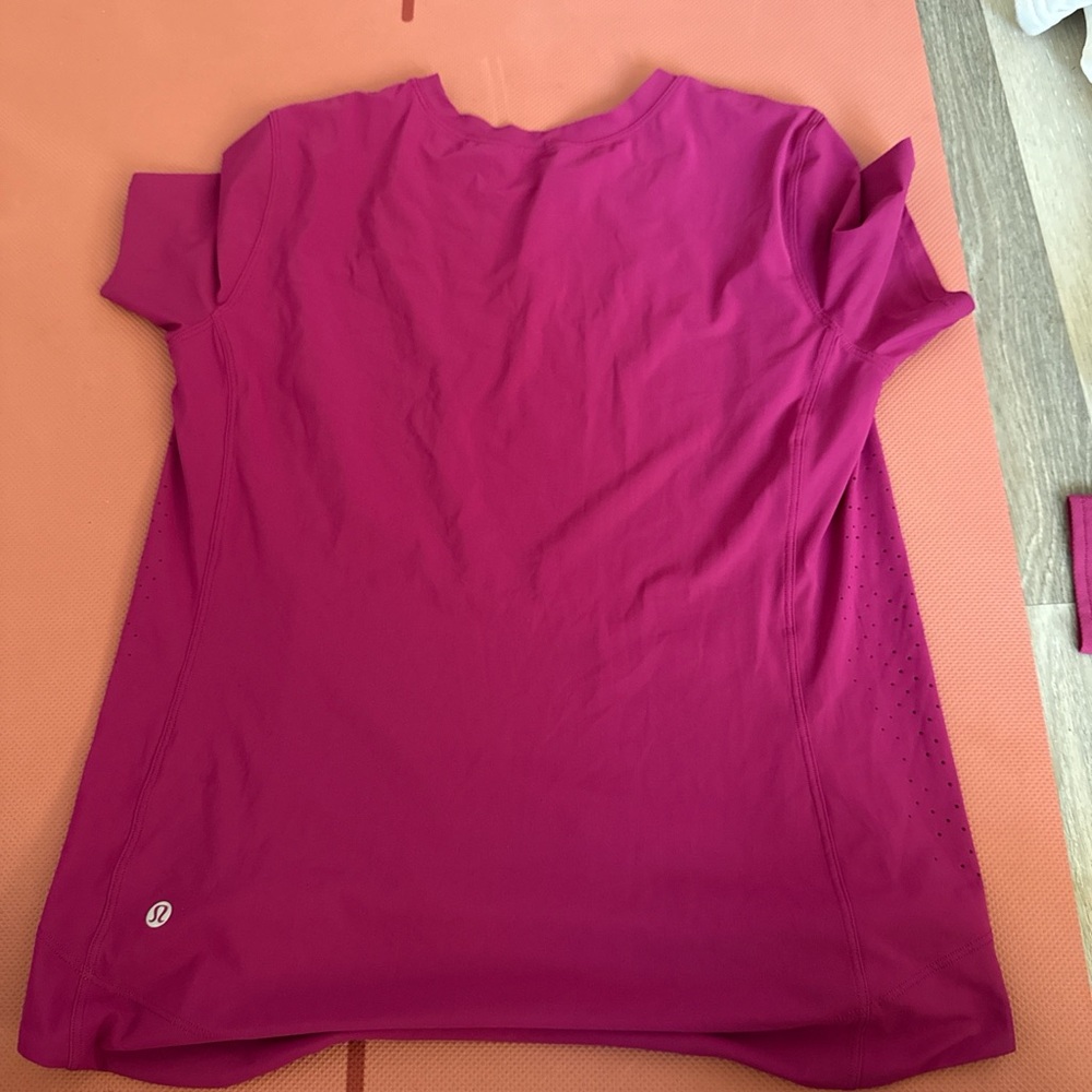 Lululemon Athletica Magenta Short Sleeve Tee